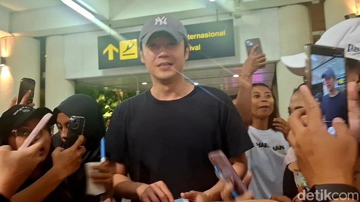 1748279205324-aktor-korea-jung-jun-won-tiba-di-bandara-ngurah-rai-dan-menerima-beberapa-hadiah-dari-pemberian-penggemar-senin-2652025-fabiol-1748264772918_169