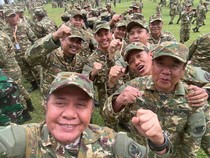 1748603206558-gubernur-dan-wakil-gubernur-sumatera-selatan-herman-deru-dan-cik-ujang-hdcu-mengikuti-upacara-parade-senja-dan-penurunan-bende-1740713477839_43