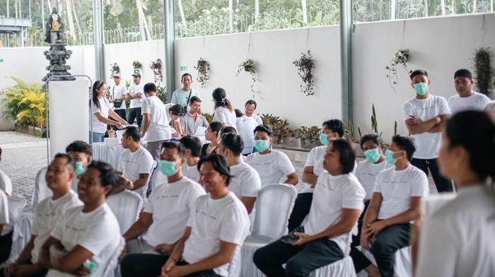 1750849826042-antrean-peserta-dalam-kegiatan-donor-darah-sensatia-untuk-sesama-give-blood-give-hope-di-warehouse-sensatia-karangasem-bali-ju-1750838808704_169