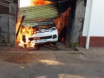 1753273255544-mobil-yang-terbakar-di-wilayah-desa-tumbu-karangasem-pada-rabu-2372025-1753262135304_43