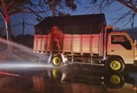 1754888741713-petugas-damkar-jembrana-memadamkan-api-yang-membakar-truk-di-jalan-denpasar-gilimanuk-kecamatan-negara-jembrana-senin-1182025-1754881575261_169