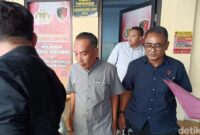 1754910367689-staf-fungsional-dpmptsp-ntb-haryadi-wahyudin-kemeja-abu-abudibawa-ke-rutan-polresta-mataram-untuk-ditahan-dalam-kasus-korupsi--1753189451368_169