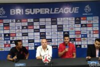 1754910371501-boris-kopitovic-dua-dari-kanan-menjalani-konferensi-pers-seusai-bali-united-melawan-persik-kediri-minggu-1082025-1754899757263_169