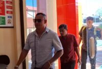 1754996753438-anggota-dprd-kota-kupang-penelantar-istri-dan-anak-mokrianus-imanuel-lay-saat-tiba-di-ditreskrimum-polda-ntt-untuk-diperiksa-s-1754988939372_169