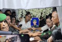 1755149667195-keluarga-histeris-saat-peti-jenazah-prada-lucky-chepril-saputra-namo-hendak-ditutup-menjelang-prosesi-pemakaman-sabtu-982025-f-1754756059559_169