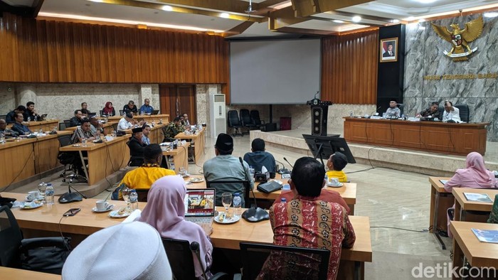 1756488626043-12-anggota-dpr-ri-melakukan-rdp-di-kantor-gubernur-mendengar-aduan-masyarakat-sekotong-lombok-barat-masalah-redistribusi-lahan-1756475436284_169