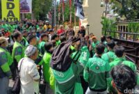 1756553066768-ratusan-pengemudi-ojol-di-mataram-gelar-aksi-damai-di-polda-ntb-sabtu-3082025-1756550102012_169