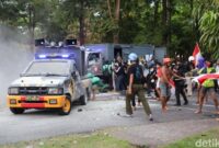 1756574884759-massa-merusak-dan-menjarah-mobil-polisi-di-depan-mapolresta-denpasar-yang-berdekatan-dengan-gedung-dprd-bali-sabtu-3082025-1756550847907_169