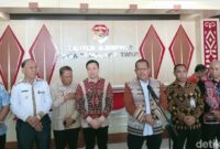 1756985800786-gubernur-bersama-para-pemegang-saham-dan-direksi-bank-ntt-saat-memberikan-keterangan-kepada-awak-media-di-kantor-gubernur-ntt--1756969691771_169
