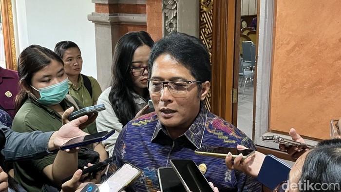 1757936060683-wagub-bali-i-nyoman-giri-prasta-di-kantor-gubernur-bali-senin-1592025-1757929140529_169