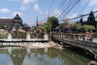 1758086995491-tumpukan-sampah-di-kawasan-sungai-taman-pancing-denpasar-bali-selasa-1692025-ni-made-lastri-karsiani-putridetikbali-1758083811108_169