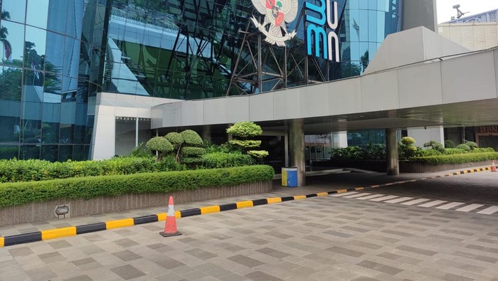 1758173799699-kantor-bumn-sepi-pegawai-diminta-wfa-imbas-demo-jakarta-1756716008017_169