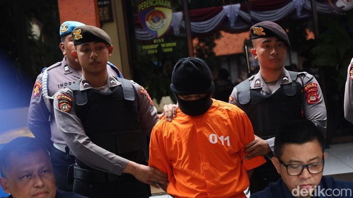 1758195195104-kurir-narkoba-berinisial-sj-dihadirkan-saat-konferensi-pers-pengungkapan-kasus-peredaran-sabu-sabu-dan-ekstasi-di-mapolda-bali-1758185831802_169