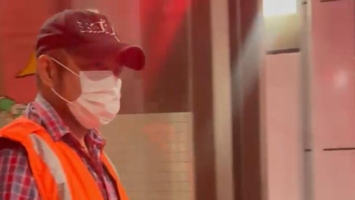 1758216488126-tersangka-tindak-pidana-korupsi-pada-paket-pekerjaan-konstruksi-ruas-jalan-golowelu-orong-berinisial-sb-ditahan-oleh-kejari-ma-1758211121801_169