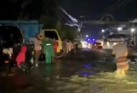 1758216515177-hujan-deras-mengakibatkan-air-sungai-meluap-dan-ruas-jalan-kebanjiran-di-desa-kembang-kerang-lauq-kecamatan-aikmel-lombok-timu-1758207824259_169