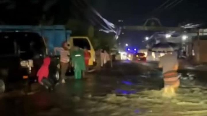 1758216515177-hujan-deras-mengakibatkan-air-sungai-meluap-dan-ruas-jalan-kebanjiran-di-desa-kembang-kerang-lauq-kecamatan-aikmel-lombok-timu-1758207824259_169