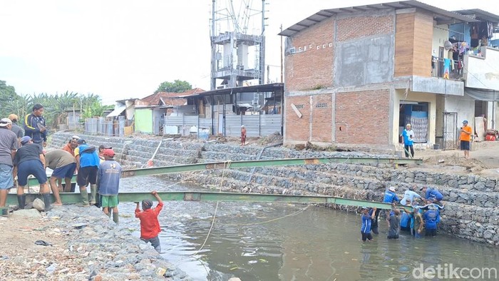 1758216536513-suasana-pemasangan-jembatan-semi-permanen-di-lingkungan-karang-kemong-cakranegara-kota-mataram-kamis-1892025-nathea-citradetik-1758204594524_169