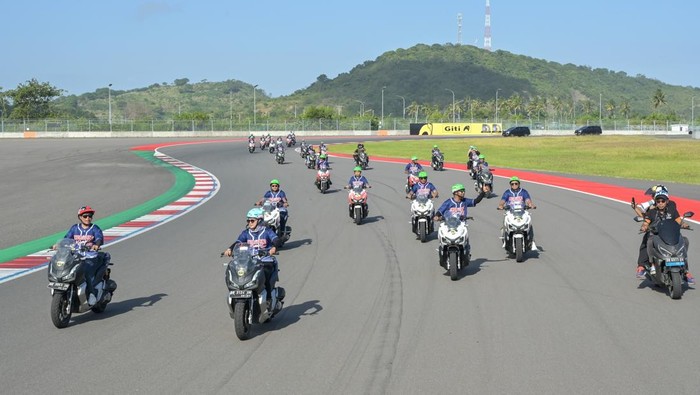 1758216542230-mandalika-tawarkan-wisata-keliling-sirkuit-naik-motor-1751422405056_169