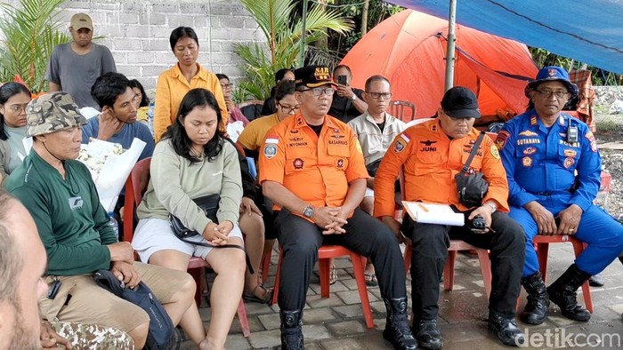 1758216643667-tim-sar-gabungan-saat-menyerahkan-berita-acara-penghentian-operasi-pencarian-tiga-korban-banjir-yang-hilang-di-mengwitani-badu-1758197085200_169