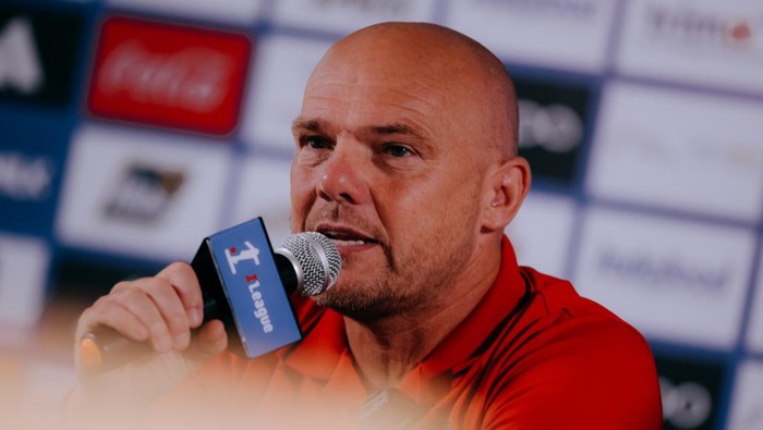 1758259886199-pelatih-bali-united-johnny-jansen-dok-bali-united-1757905698207_169