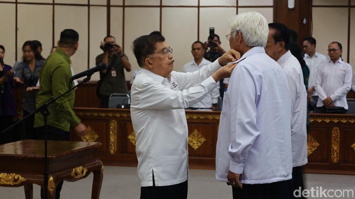 1758259892320-jk-menyematkan-tanda-jabatan-ke-salah-satu-pengurus-pmi-bali-di-kantor-gubernur-bali-jumat-1992025-1758254990952_169