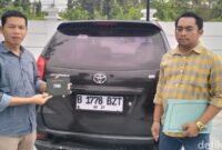 1758281650373-kasi-tindak-pidana-khusus-kejari-manggarai-barat-wisnu-sanjaya-kanan-menunjukkan-mobil-yang-disita-dari-tersangka-kasus-korups-1758278120494_169