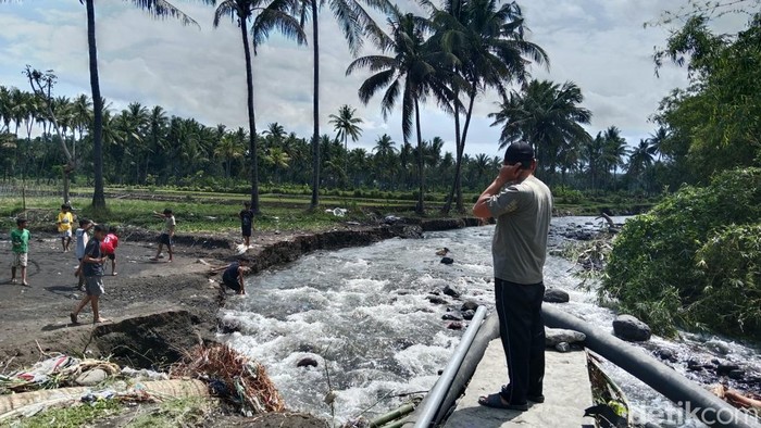 1758281681677-kondisi-tanggul-sungai-jebol-di-desa-tembeng-putik-kecamatan-wanasaba-lombok-timur-ntb-jumat-1992025-foto-sanusi-ardi-wdetikba-1758276725896_169