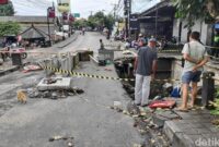 1758281703256-kondisi-jalur-penghubung-denpasar-canggu-depan-pasar-pengosari-kelurahan-kerobokan-kaja-kuta-utara-badung-masih-ditutup-petuga-1758273393063_169