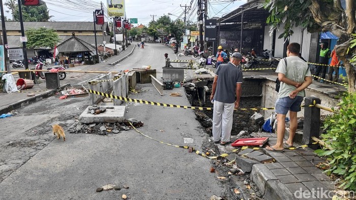 1758281703256-kondisi-jalur-penghubung-denpasar-canggu-depan-pasar-pengosari-kelurahan-kerobokan-kaja-kuta-utara-badung-masih-ditutup-petuga-1758273393063_169
