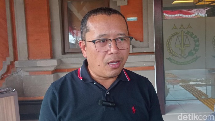 1758281738362-kasipenkum-kejati-bali-putu-agus-eka-sabana-putra-saat-konferensi-pers-di-kantornya-jumat-1992025-1758271456170_169