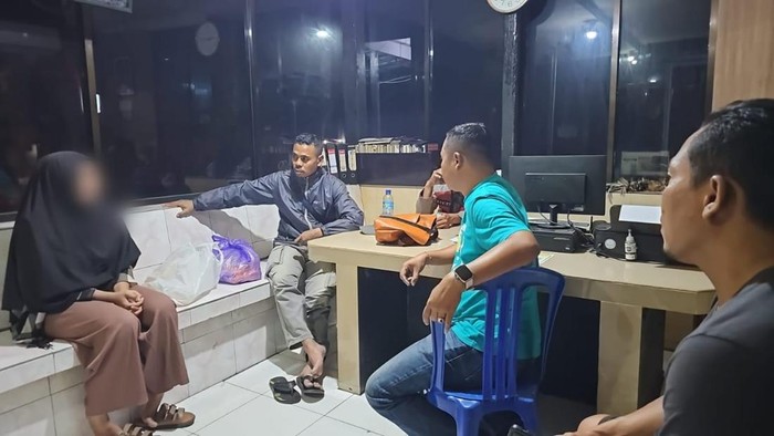 1758281770238-janda-diamankan-di-polsek-mataram-karena-ketahuan-mencuri-minyak-goreng-di-ritel-modern-kamis-1892025-dok-polsek-mataramdetikb-1758269750113_169