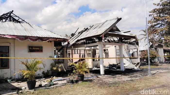 1758281818347-kantor-inspektorat-kabupaten-bima-ntb-yang-terbakar-pada-kamis-782025-1754546640488_169