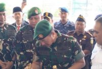 1758282018607-pangdam-ixudayana-mayjen-piek-budyakto-didampingi-komandan-kodim-1630manggarai-barat-letkol-inf-budiman-manurung-tanda-tangan--1758262489320_169