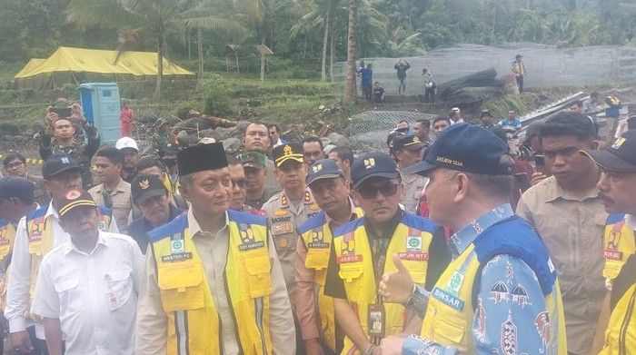 1758303127936-menteri-pu-ke-lokasi-banjir-1758279372316_169