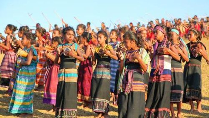 1758346250738-tarian-lukurai-di-belu-ntt-1758331085953_169