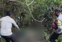 1758367699125-polisi-mengevakuasi-jasad-perempuan-tanpa-identitas-yang-ditemukan-membusuk-di-sekitar-sungai-waemese-kampung-rentung-desa-gol-1758247627481_169