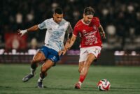 1758388963271-winger-bali-united-thijmen-goppel-kanan-dijaga-ketat-pemain-psim-yogyakarta-anton-fase-dalam-duel-di-pekan-kelima-super-league-1758382465248