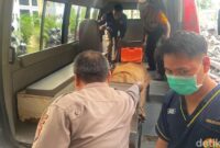 1758388980063-jenazah-mvpn-dimasukkan-ke-dalam-mobil-ambulan-usai-autopsi-di-rumah-sakit-bhayangkara-mataram-rabu-2782025-abdurrasyid-efendi-1756296601896_169