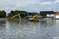 1758389001854-pengerukan-bendungan-muara-tukad-badung-sabtu-2092025-fabiola-dianira-1758372910281_169