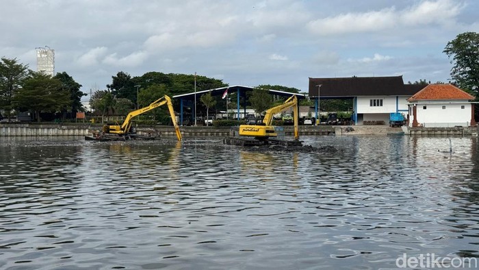 1758389001854-pengerukan-bendungan-muara-tukad-badung-sabtu-2092025-fabiola-dianira-1758372910281_169