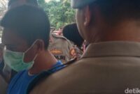 1758389012485-tampang-kades-rd-pelaku-pembakaran-kantor-inspektorat-kabupaten-bima-ntb-yang-dihadirkan-saat-konferensi-pers-di-mapolres-bima-1758371137472_169