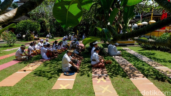 1758410135169-suasana-khidmat-galungan-di-pura-amerta-jati-depok-1745385468873_169