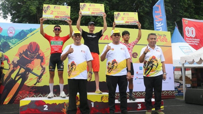 1758432515623-gubernur-ntt-melki-laka-lena-pose-bersama-para-pebalap-yang-menjuarai-etape-ke-tujuh-di-kabupaten-nagekeo-ntt-kamis-1892025-do-1758206781233_169