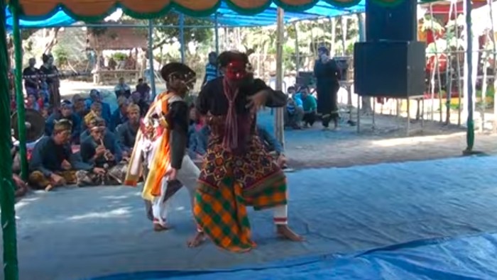 1758432569381-pertunjukan-cupak-gerantang-tari-tradisional-lombok-foto-youtube-jayengrane-1758360462377_169