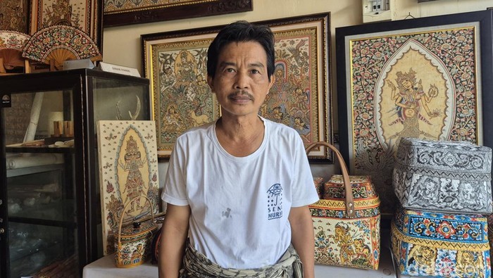 1758454422096-i-wayan-pande-sumantra-salah-satu-perajin-lukisan-kamasan-foto-ni-komang-ayu-leona-wdetikbali-1758445780602_169
