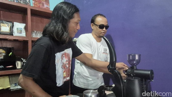 1758454460148-jery-kaus-hitam-dan-iwan-kaus-putih-saat-meracik-kopi-1758443303795_169