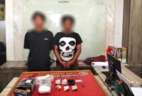 1758454486915-satresnarkoba-polresta-mataram-mengamankan-dua-orang-mahasiswa-terkait-paket-ganja-di-kota-mataram-sabtu-2092025-foto-dok-satr-1758441350420_169