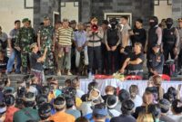 1758454497538-kapolres-karangasem-akbp-joseph-edward-purba-saat-memberikan-imbauan-kepada-masyarakat-yang-bersitegang-di-desa-adat-bugbug-ka-1758439909394_169