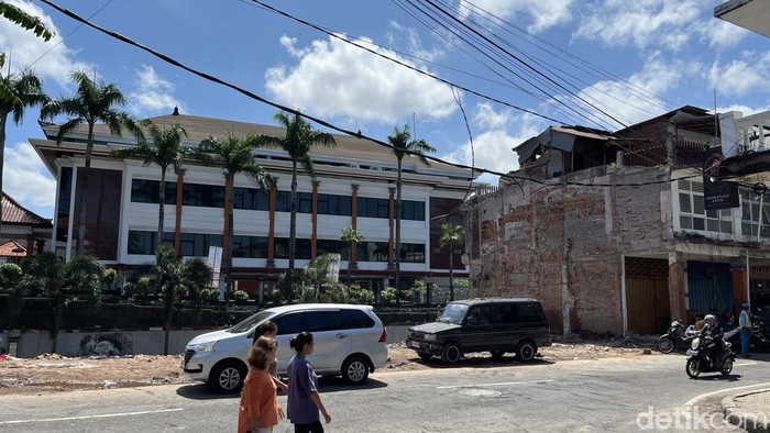 1758454513814-kondisi-ruko-roboh-diterjang-banjir-besar-di-jalan-sulawesi-denpasar-denpasar-kini-telah-rata-dengan-tanah-minggu-2192025-foto-1758437511211_169