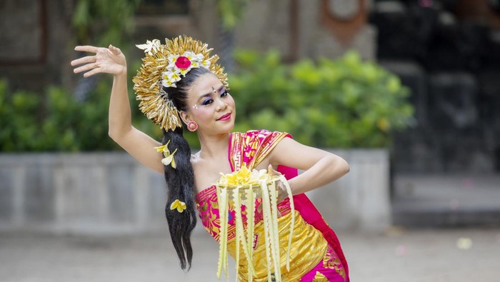 1758475498534-tari-pendet-yang-berasal-dari-bali_169